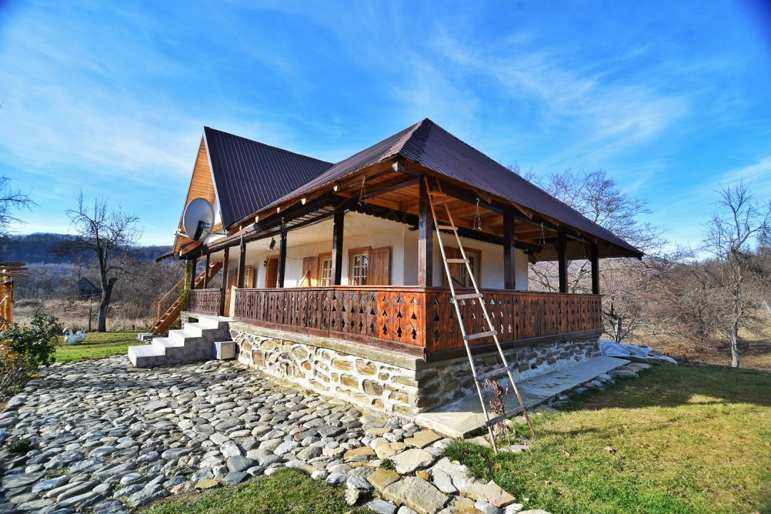 Casa traditionala romaneasca in zona Salatrucu, jud. Arges. Comision 0% 15