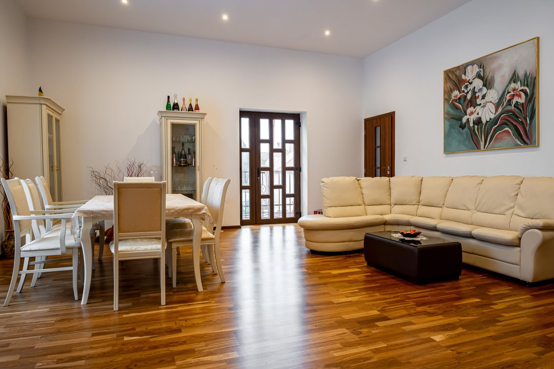 De Vânzare Apartament în casă Central