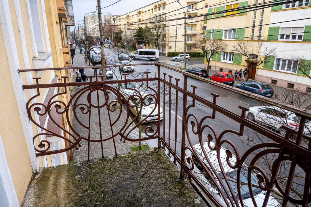 De Vânzare Apartament în casă Central