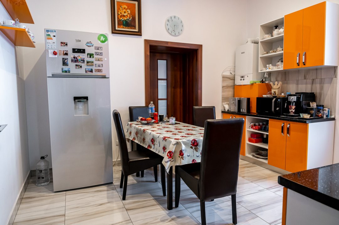 De Vânzare Apartament în casă Central