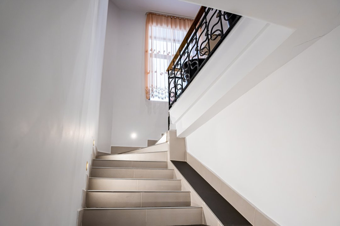 De Vânzare Apartament în casă Central