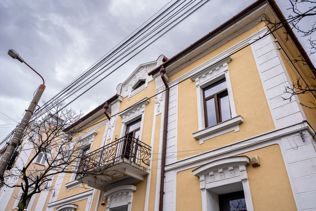 De Vânzare Apartament în casă Central
