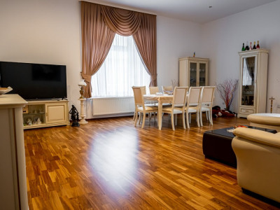 De Vânzare Apartament în casă Central
