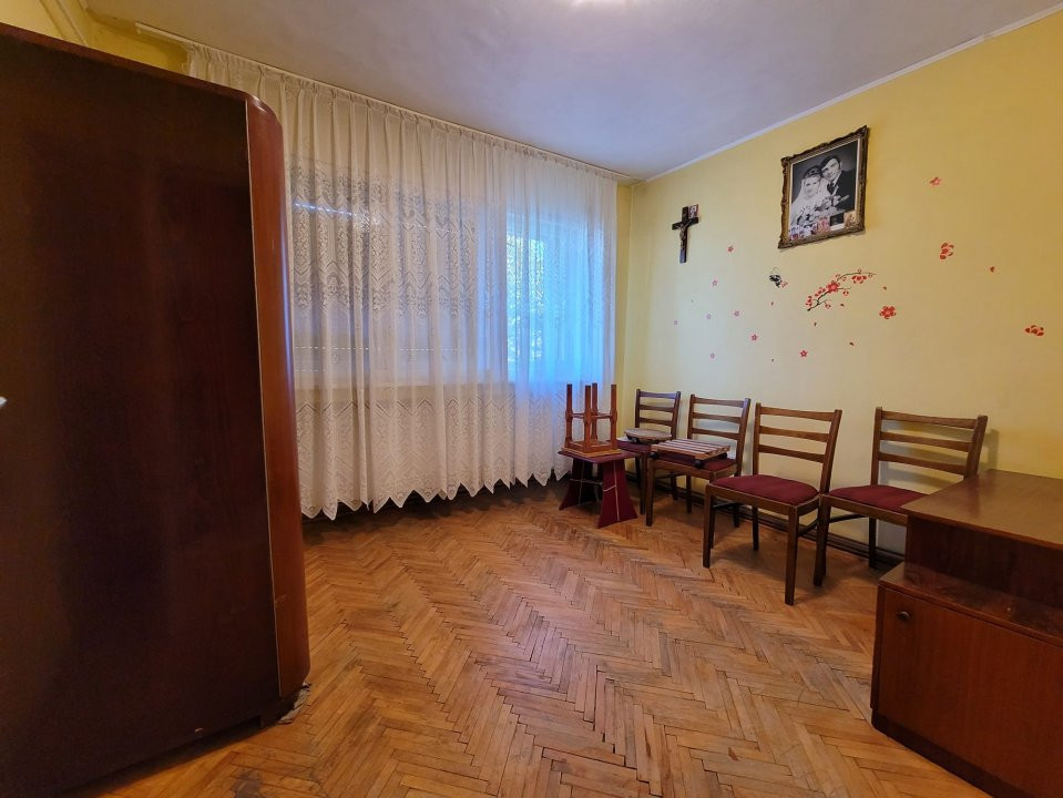 De Vânzare apartament 3 camere Micro 16
