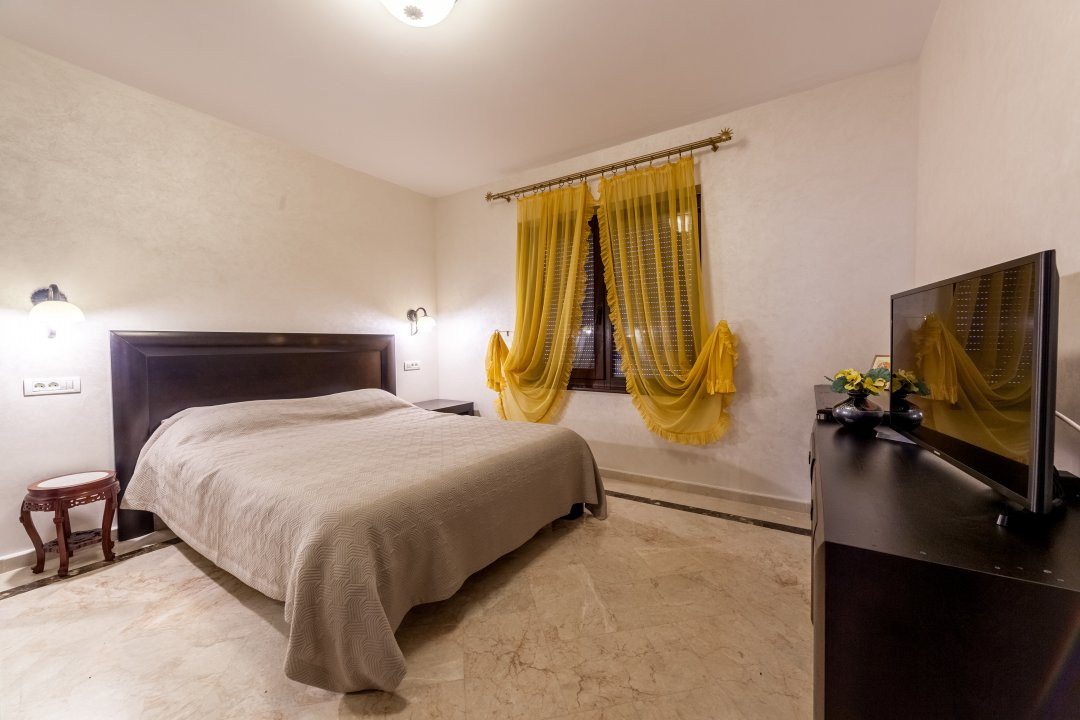 Vila zona Expo Parc - 2 apartamente, curte comuna
