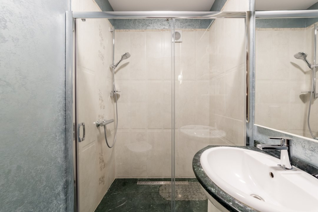 Vila zona Expo Parc - 2 apartamente, curte comuna