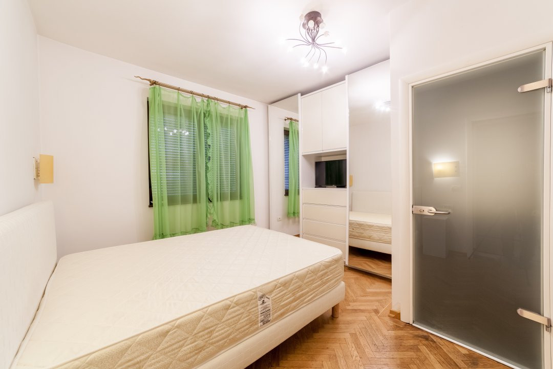 Vila zona Expo Parc - 2 apartamente, curte comuna