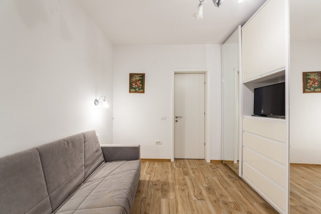 Vila zona Expo Parc - 2 apartamente, curte comuna