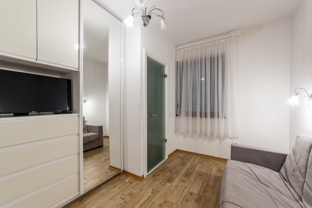 Vila zona Expo Parc - 2 apartamente, curte comuna
