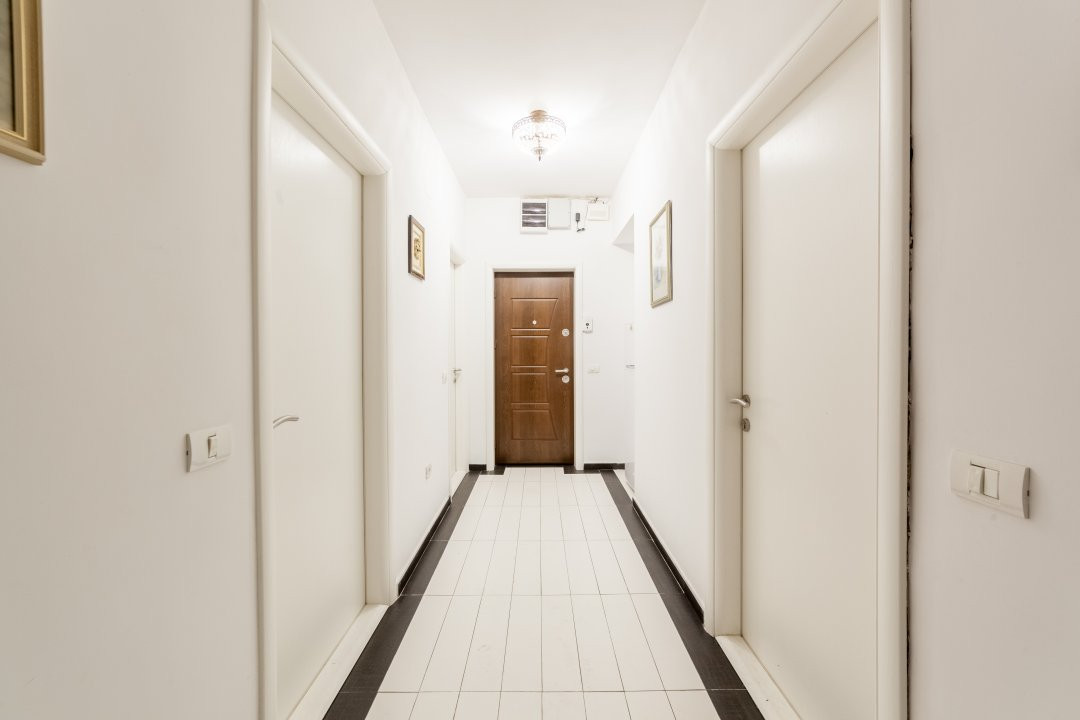 Vila zona Expo Parc - 2 apartamente, curte comuna