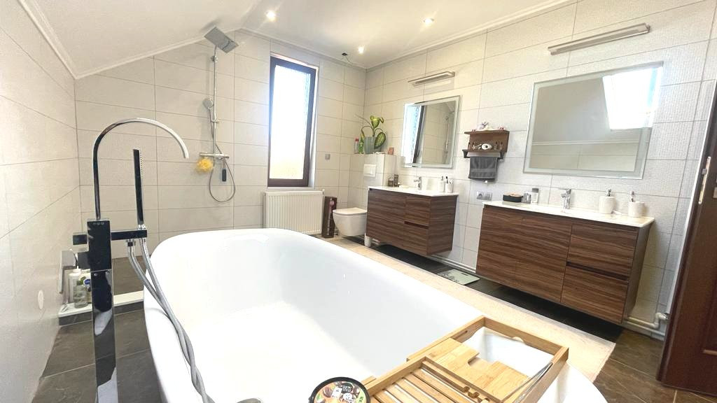 Casa exclusivista cu piscina