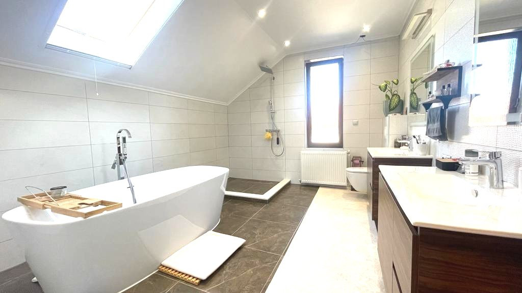 Casa exclusivista cu piscina