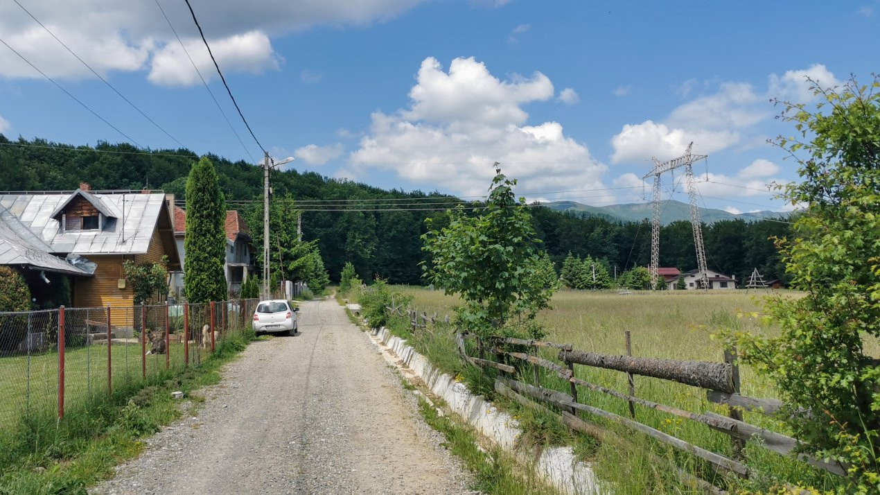Teren intravilan de 5000, plat, orizontal la poalele muntelui, pe malul Doftanei