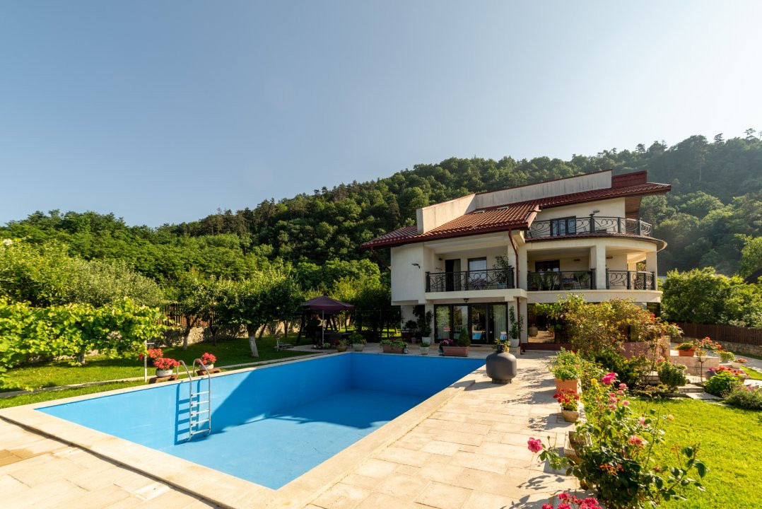 Casă exclusivistă cu vedere panoramică, piscină și grădină - Dealul Capela
