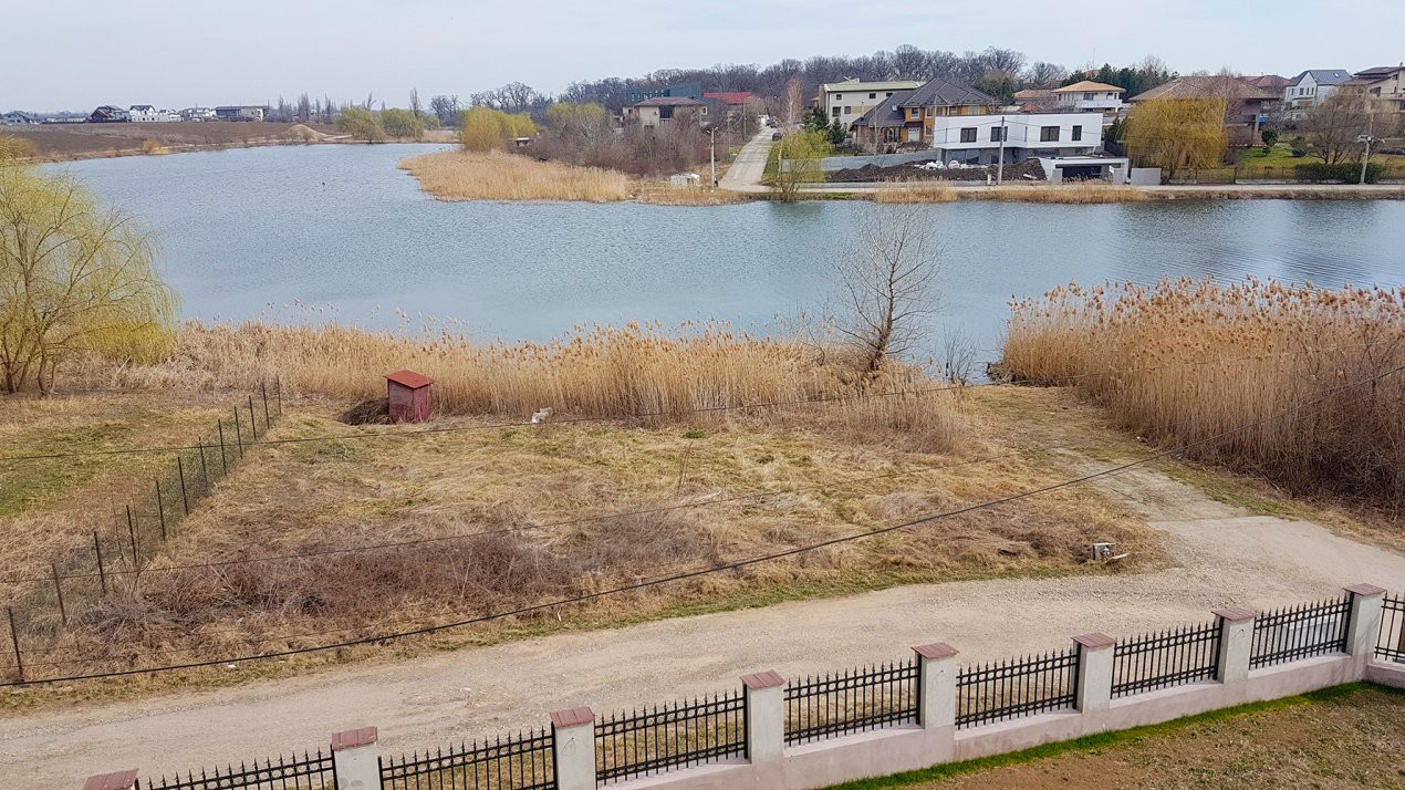 Vila moderna pe malul lacului, cu vedere panoramica