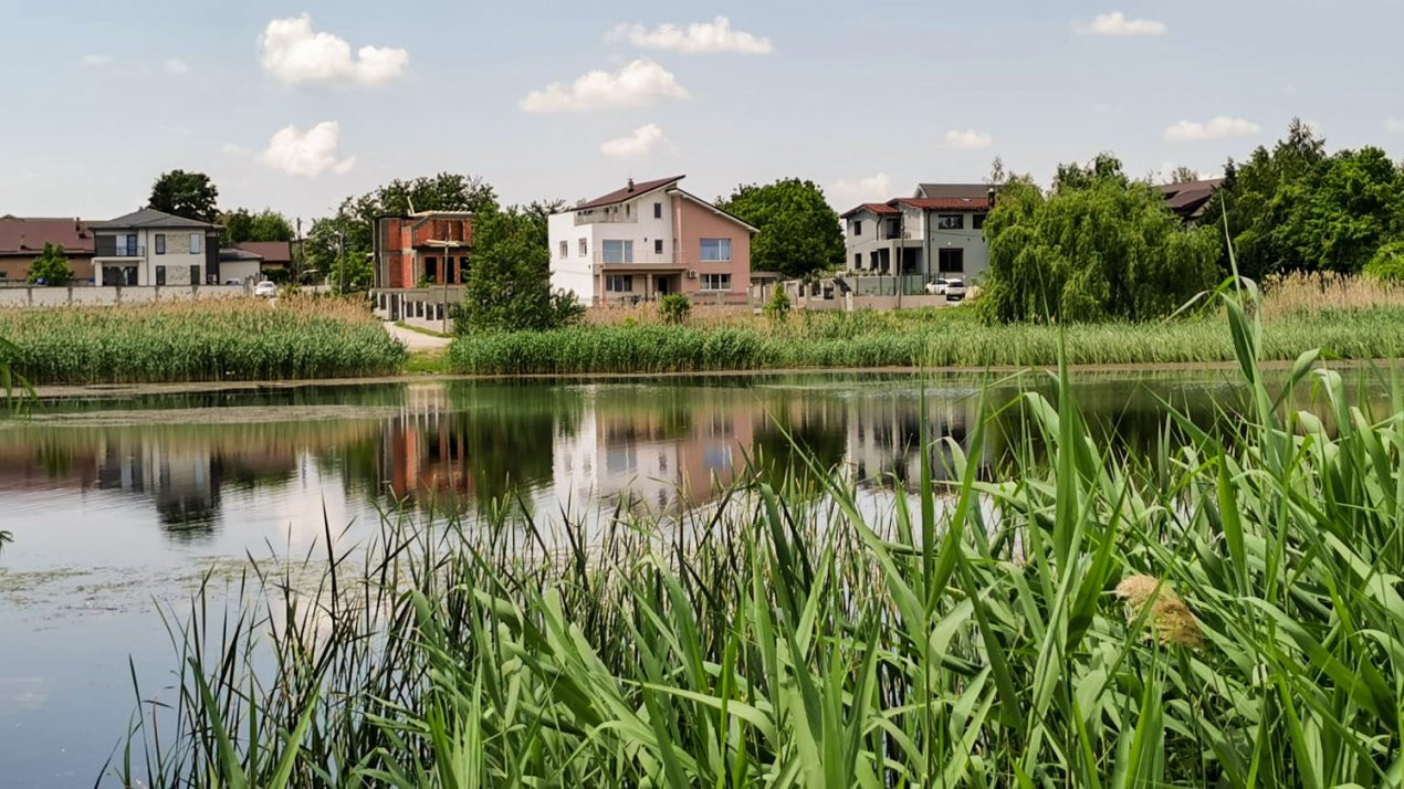 Vila moderna pe malul lacului, cu vedere panoramica