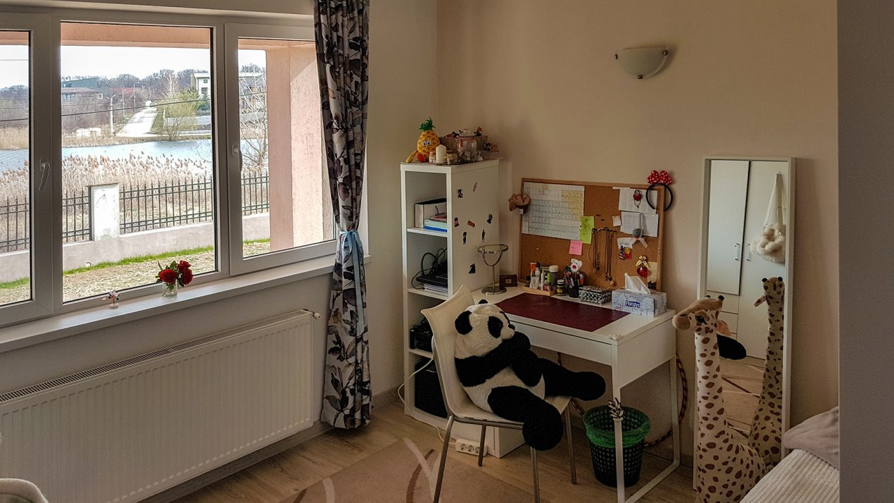 Vila moderna pe malul lacului, cu vedere panoramica