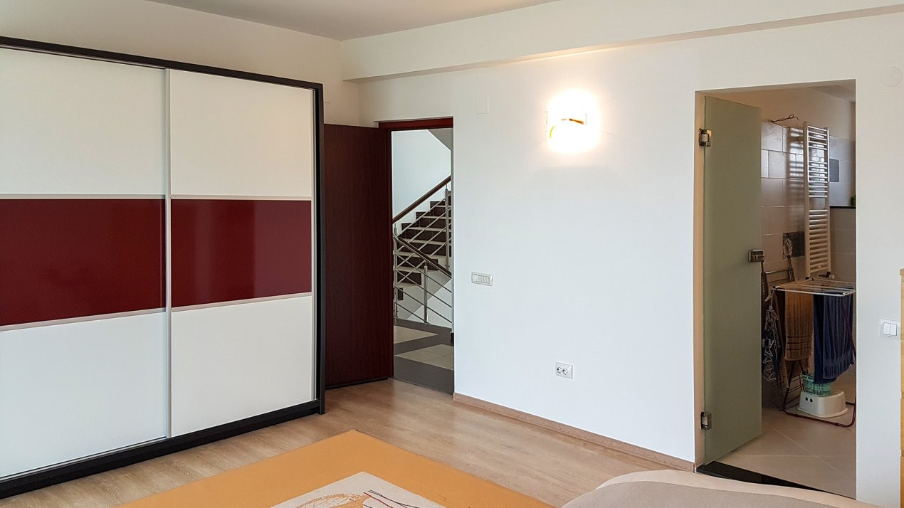 Vila moderna pe malul lacului, cu vedere panoramica