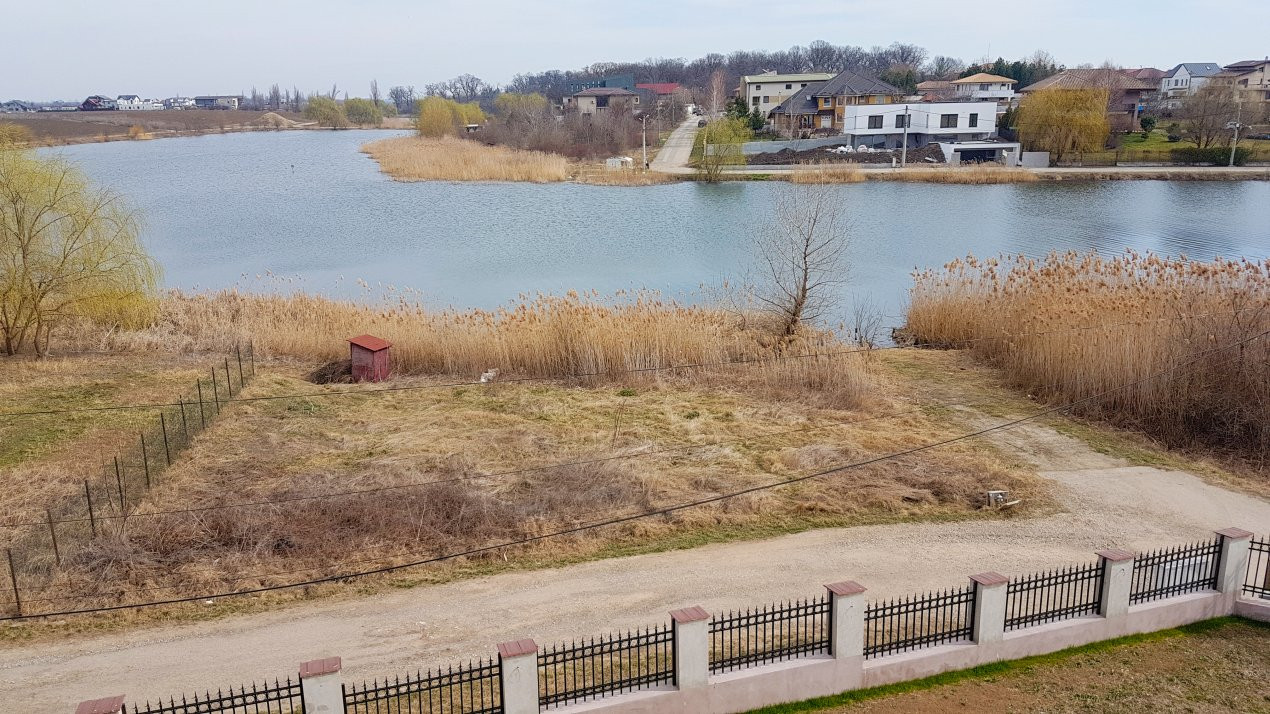 Vila moderna pe malul lacului, cu vedere panoramica