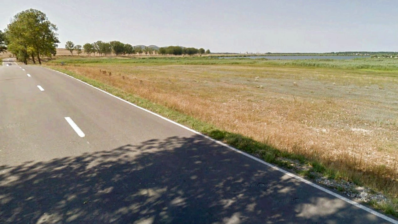 Teren intravilan de 1 Ha, cu iesire la lac, pretabil parc fotovoltaic sau turism
