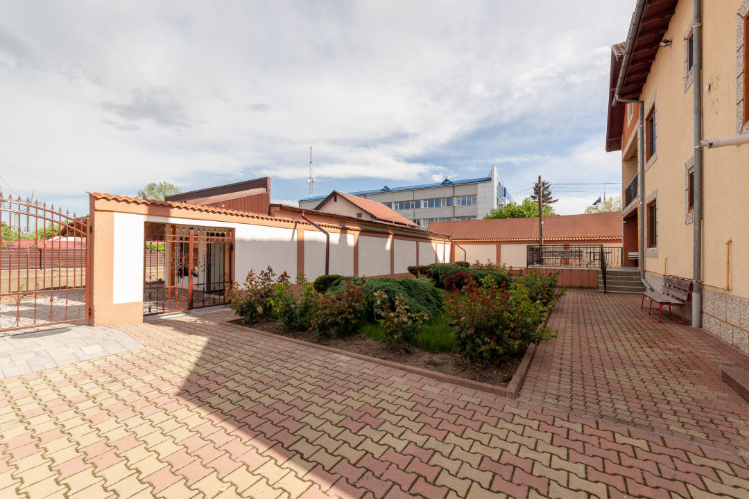 Casă spațioasă cu 8 camere - Pitești - 0% Comision
