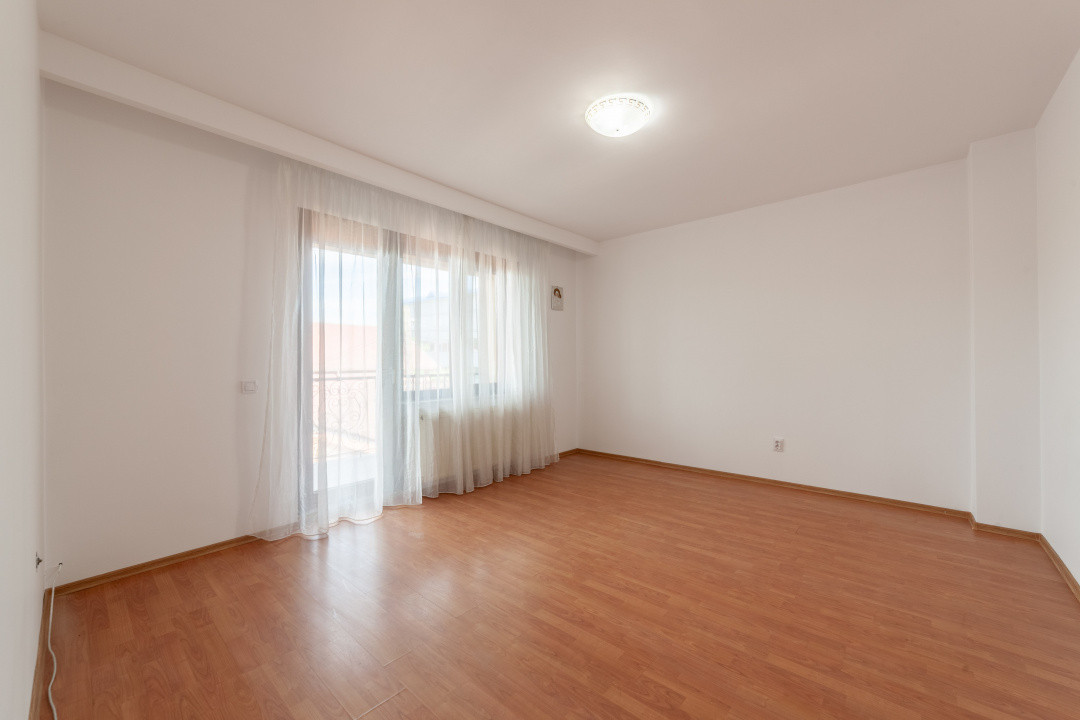 Casă spațioasă cu 8 camere - Pitești - 0% Comision