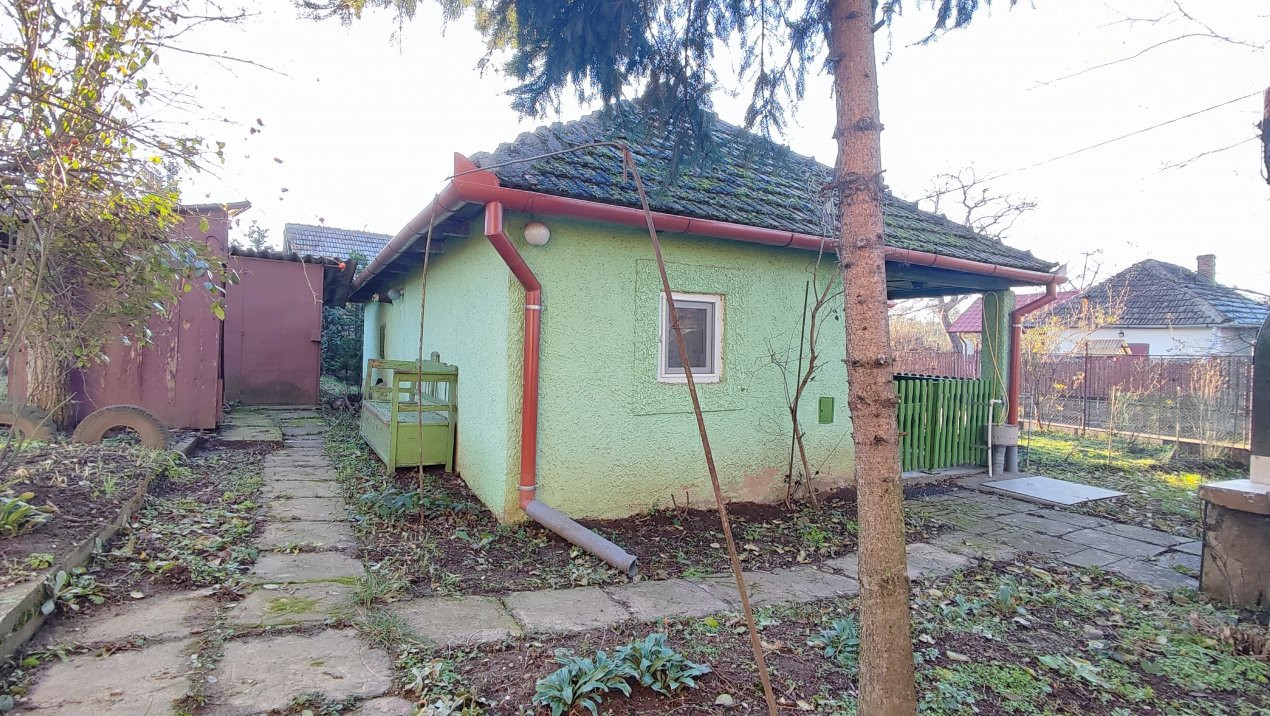 De vânzare Casă 2 camere cu Teren 1323 mp, 2 fronturi - Grădina Viilor - Carei