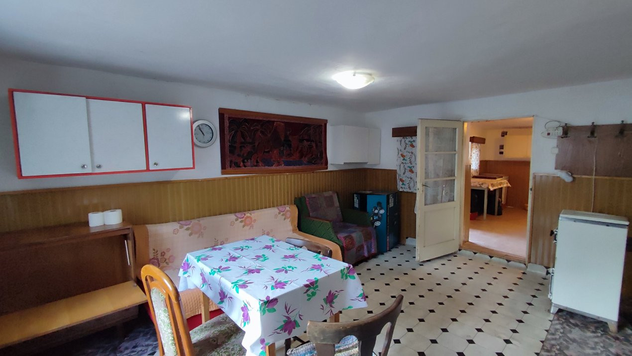 De vânzare Casă 2 camere cu Teren 1323 mp, 2 fronturi - Grădina Viilor - Carei