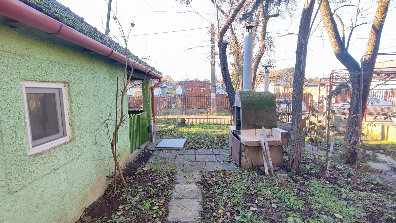 De vânzare Casă 2 camere cu Teren 1323 mp, 2 fronturi - Grădina Viilor - Carei