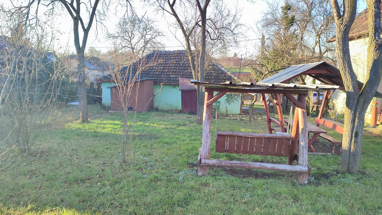 De vânzare Casă 2 camere cu Teren 1323 mp, 2 fronturi - Grădina Viilor - Carei
