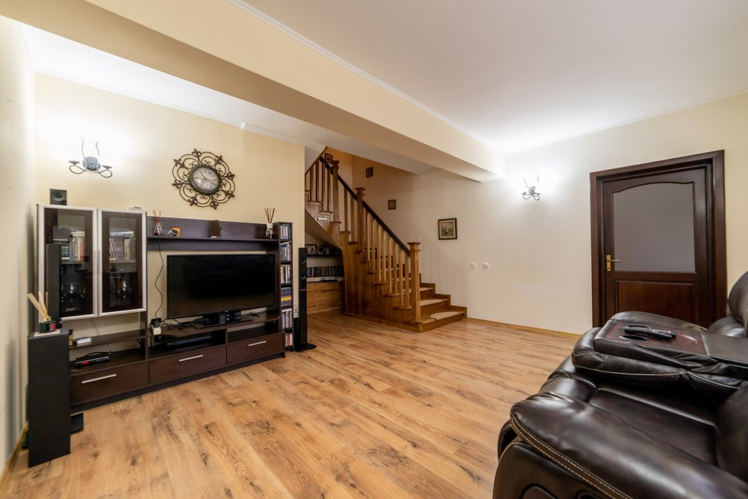 Casa 6 camere+teren 726 mp-Calinesti-Ciocanesti-8km de Pitesti!