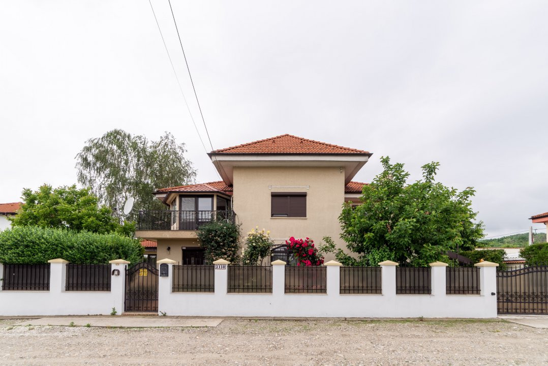 Casa 6 camere+teren 726 mp-Calinesti-Ciocanesti-8km de Pitesti!