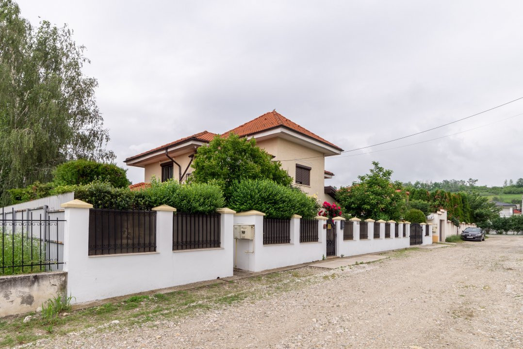 Casa 6 camere+teren 726 mp-Calinesti-Ciocanesti-8km de Pitesti!