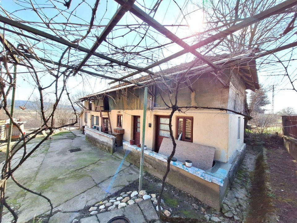 0% Comision Casa de renovat cu teren de 1274 mp intravilan Micesti-Purcareni!