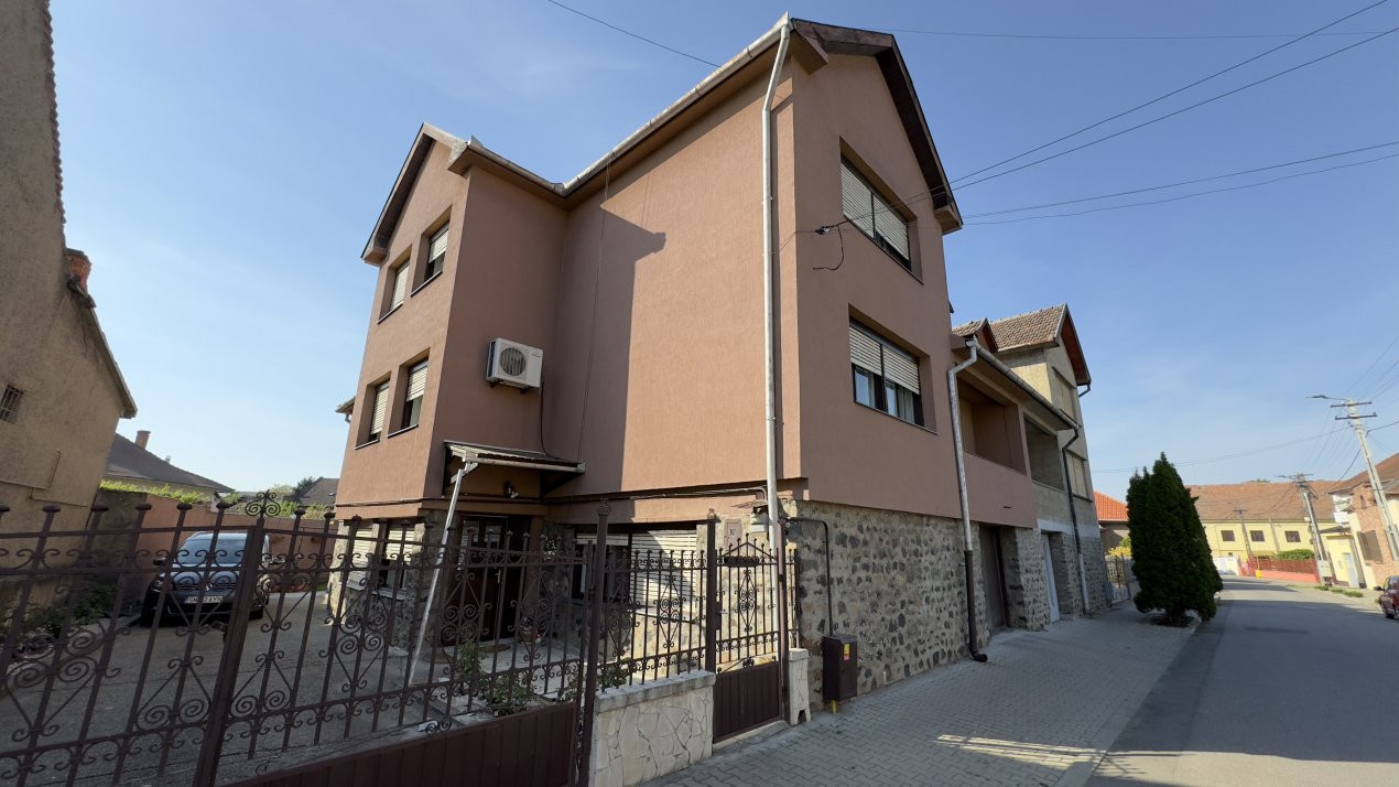 Casă Centrală P+1+M, 7 camere Str. Dr. Ștefan Vonhaz - Carei - Comision 0% 