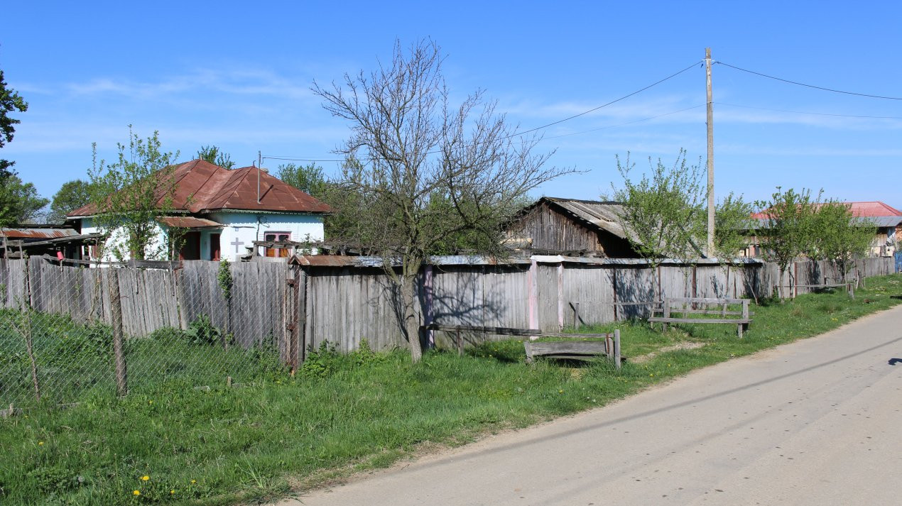 Casa la tara  com .Dragutesti