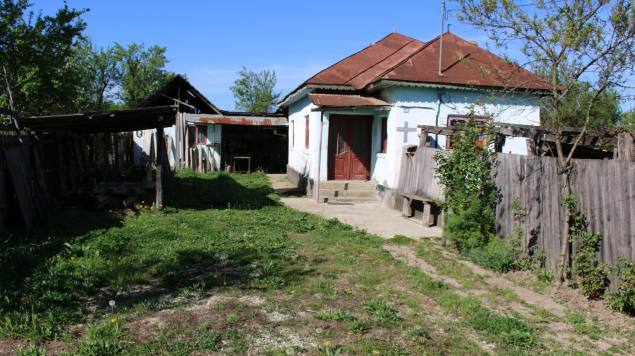 Casa la tara  com .Dragutesti