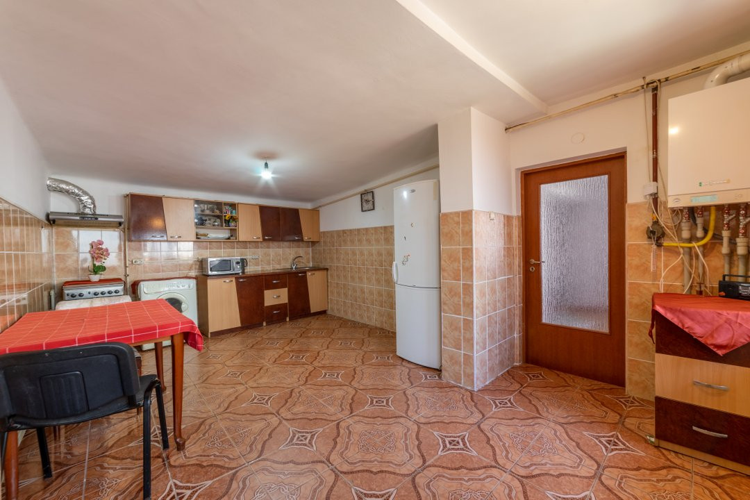 Casa spatioasa 318 mp utili+Spatiu Comercial zona Stefanesti Arges!