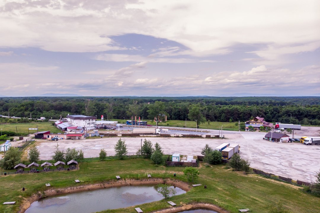 Afacere complexa: motel, camping, piscina, lacuri pentru pescuit, terase-parcare