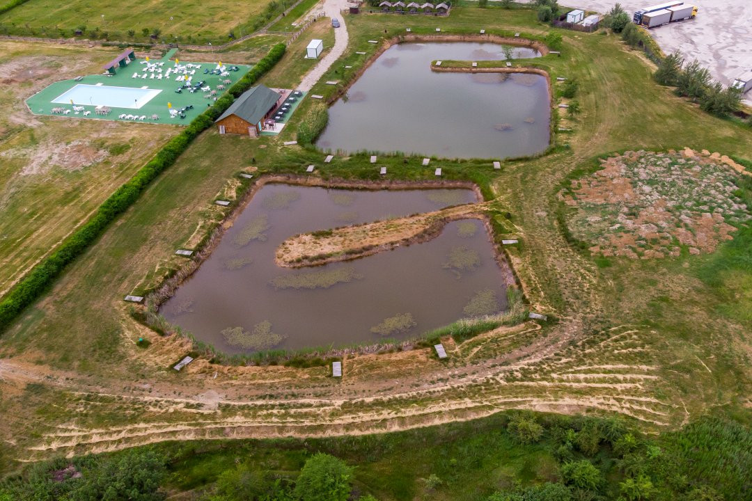 Afacere complexa: motel, camping, piscina, lacuri pentru pescuit, terase-parcare