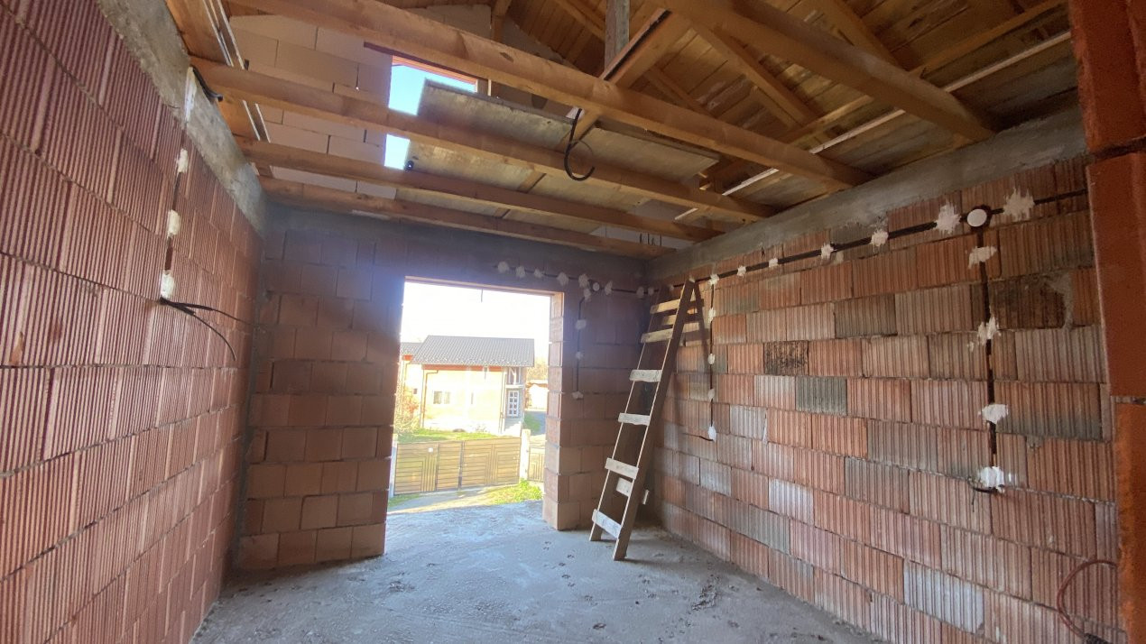 Casa la rosu loc. Stefanesti, jud. Arges. Comision 0%