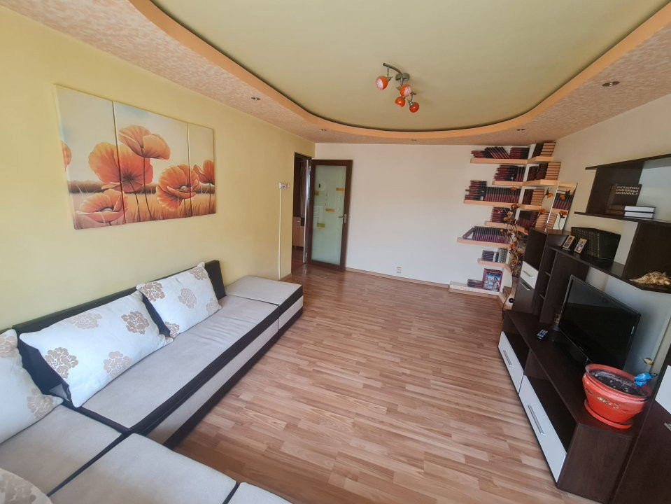 Vând apartament 3 camere, central