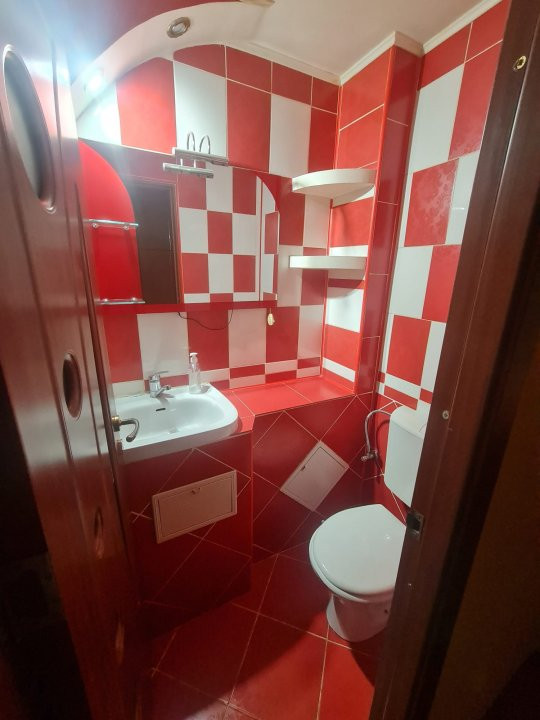Vând apartament 3 camere, central