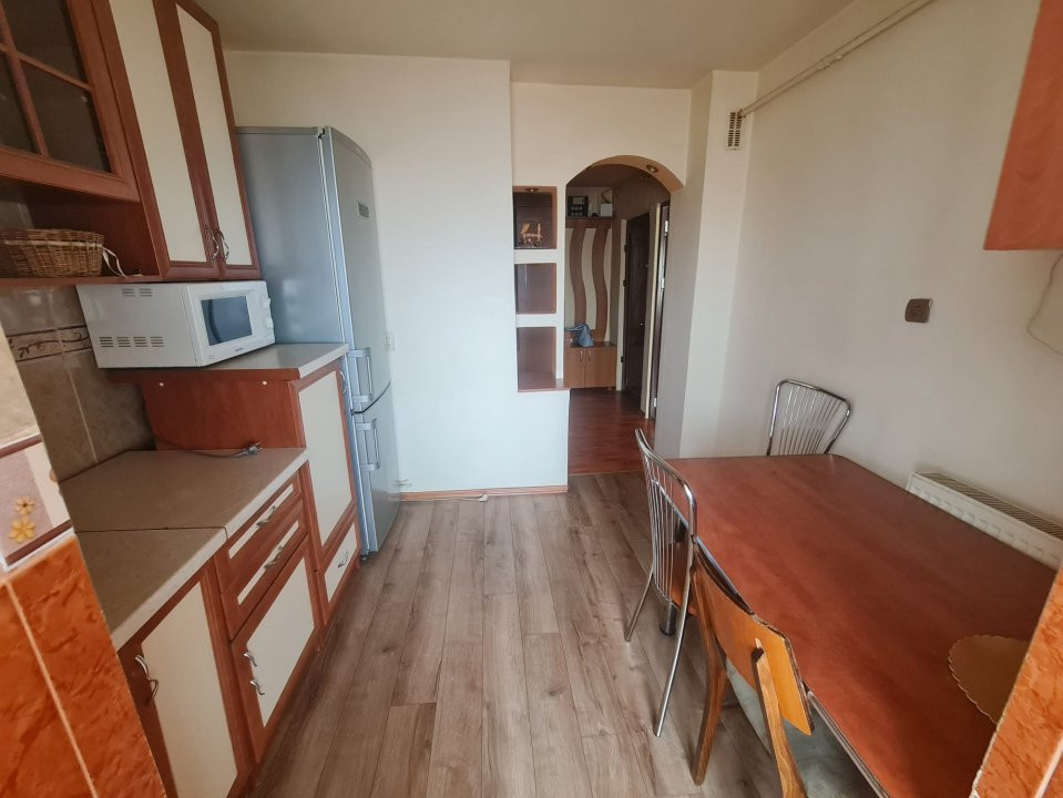 Vând apartament 3 camere, central