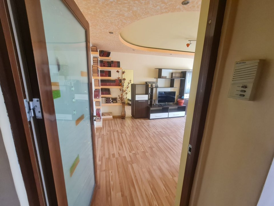 Vând apartament 3 camere, central