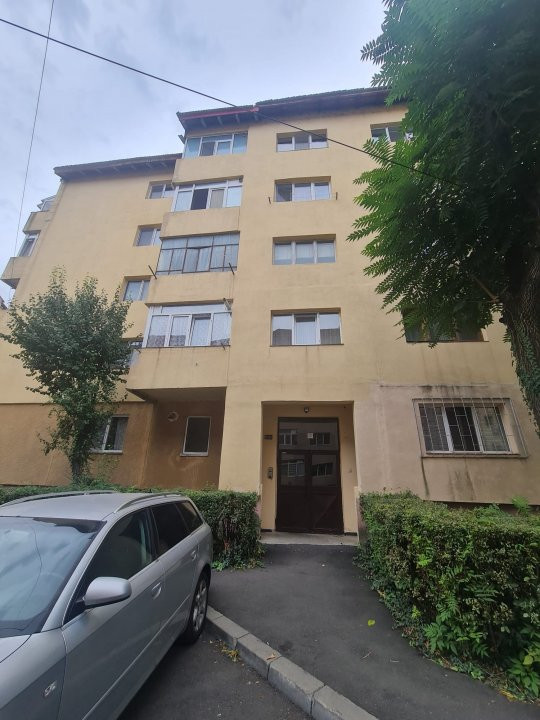 Vând apartament 3 camere, central