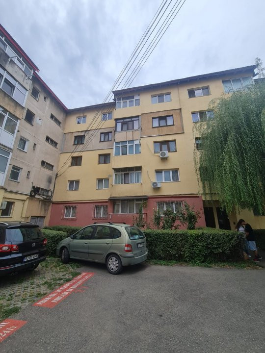 Vând apartament 3 camere, central