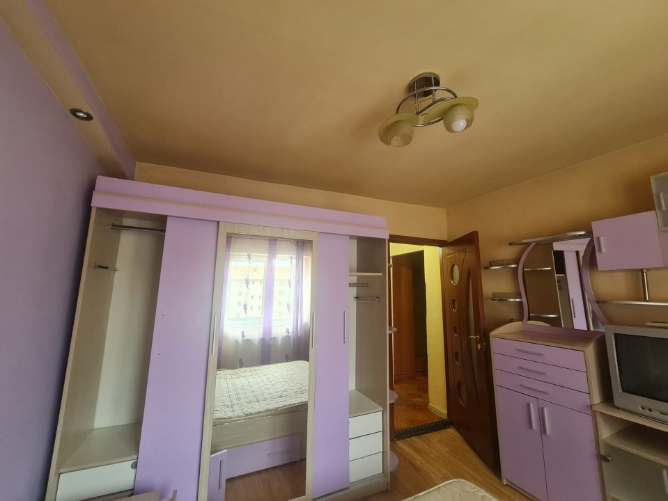 Vând apartament 3 camere, central