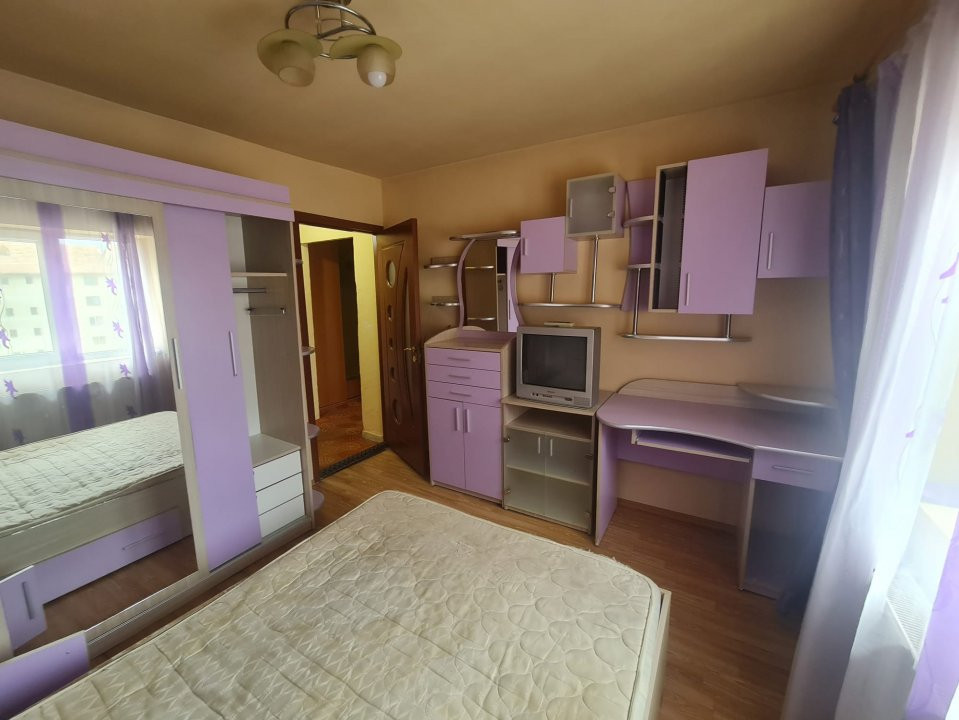 Vând apartament 3 camere, central