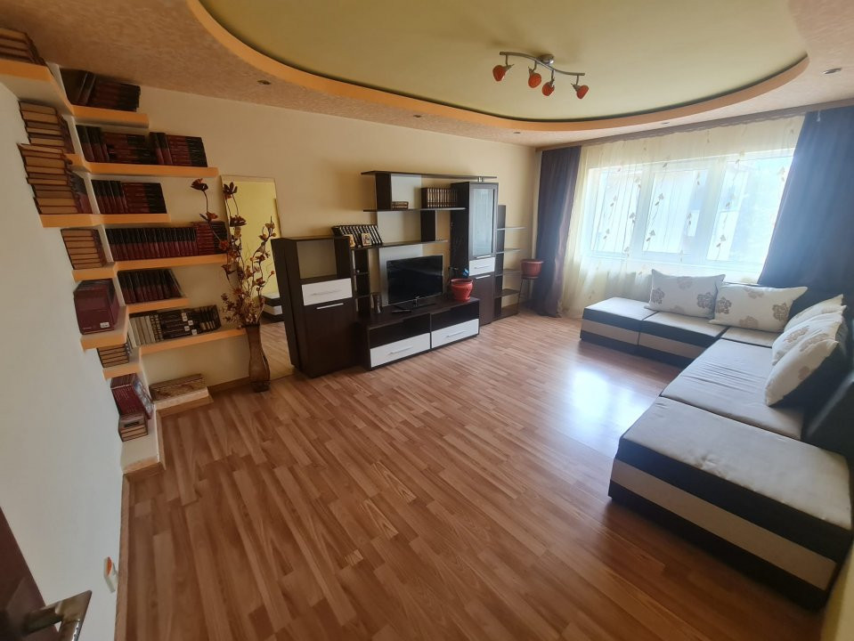 Vând apartament 3 camere, central